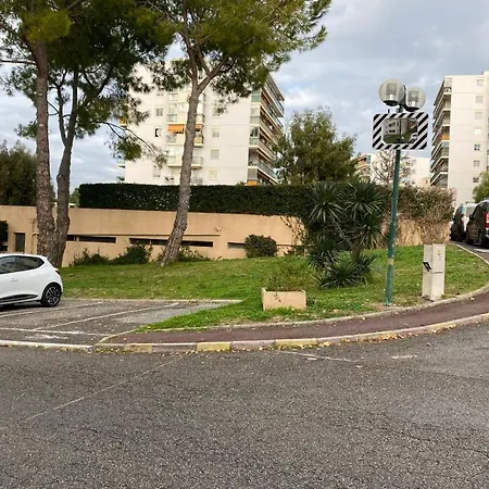 Spacious 2 Bedroom Apartment In Antibes With A Parking אנטיב