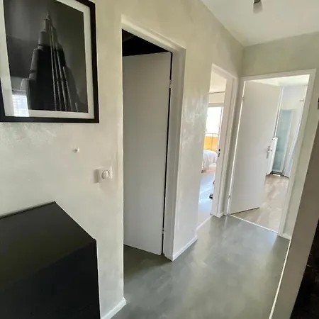 Spacious 2 Bedroom Apartment In Antibes With A Parking דירה